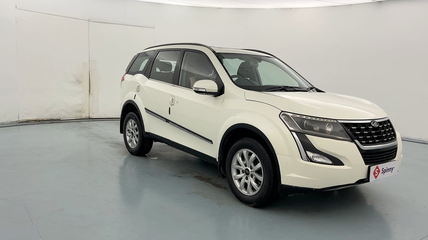 Used 2018 Mahindra XUV500 W9 Diesel Manual exterior RIGHT FRONT CORNER VIEW