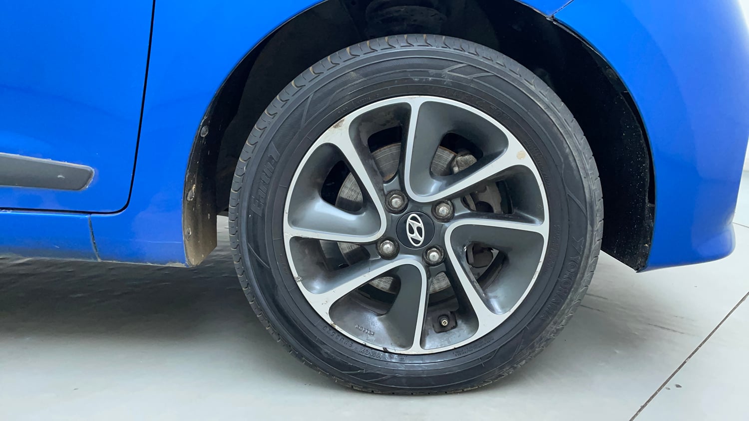 Used 2017 Hyundai Grand i10 Asta 1.2 Kappa VTVT Petrol Manual tyres RIGHT FRONT TYRE RIM VIEW