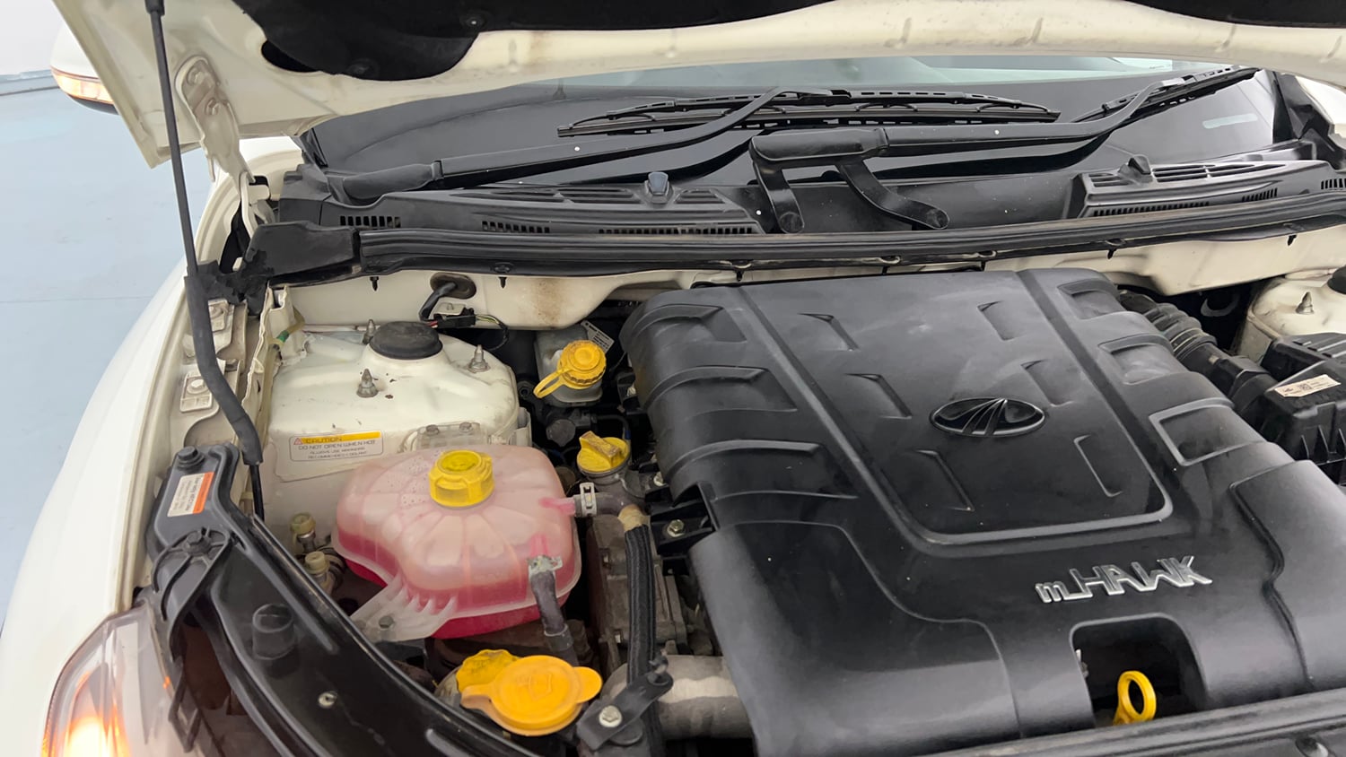 Used 2018 Mahindra XUV500 W9 Diesel Manual engine ENGINE RIGHT SIDE HINGE & APRON VIEW