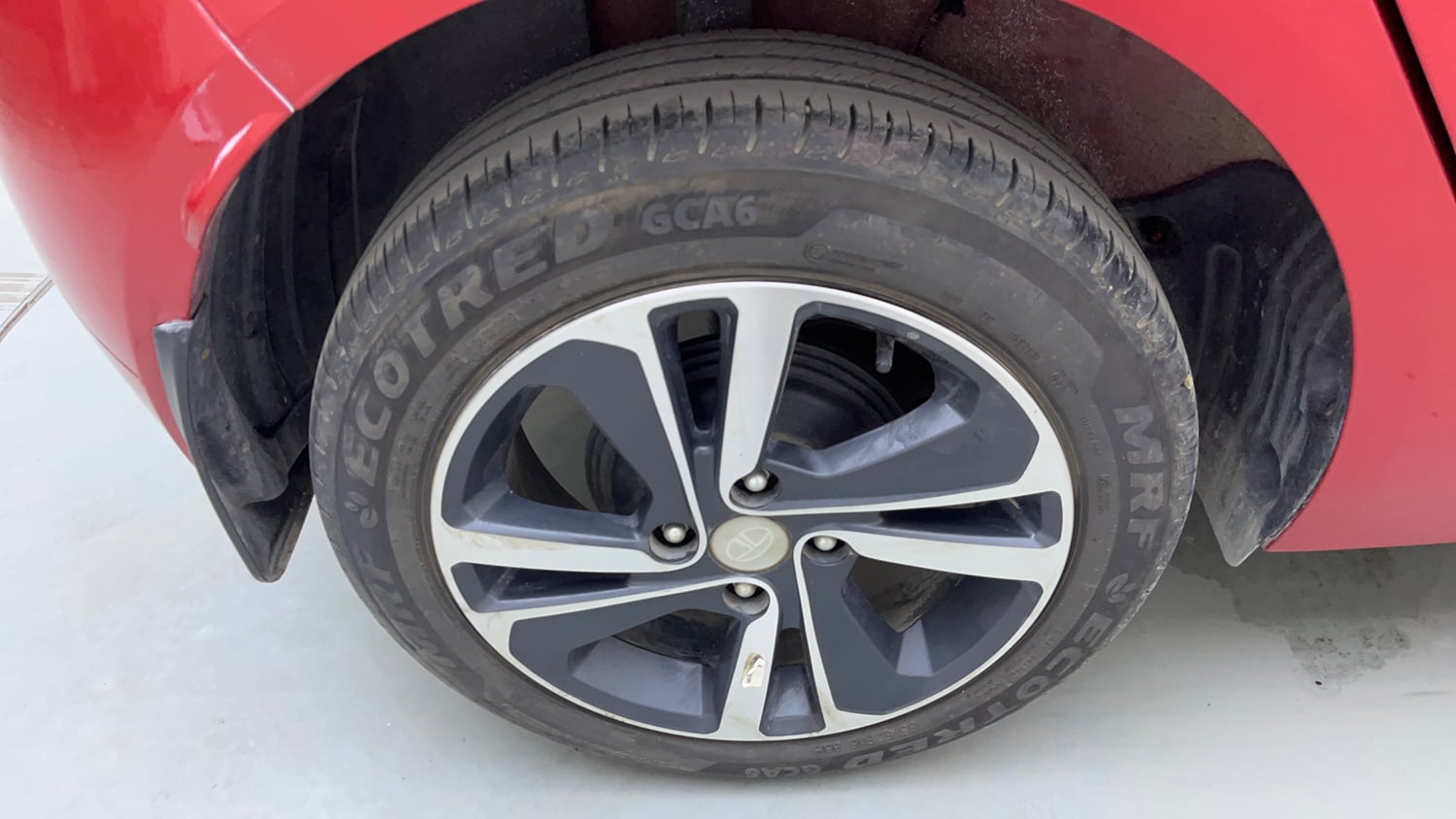 Used 2024 Tata Altroz XZ Plus i-Turbo (S) Petrol Manual tyres RIGHT REAR TYRE RIM VIEW