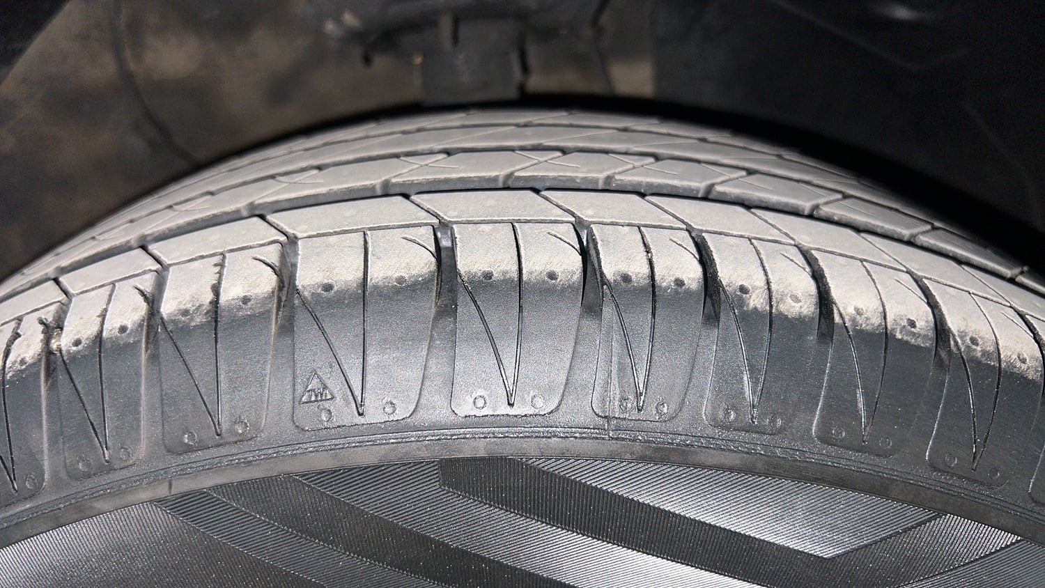 Used 2021 Kia Sonet GTX Plus 1.5 AT Diesel Automatic tyres RIGHT FRONT TYRE TREAD VIEW