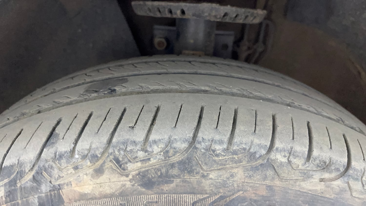 Used 2016 Volkswagen Ameo Highline 1.5L AT Diesel Automatic tyres LEFT FRONT TYRE TREAD VIEW