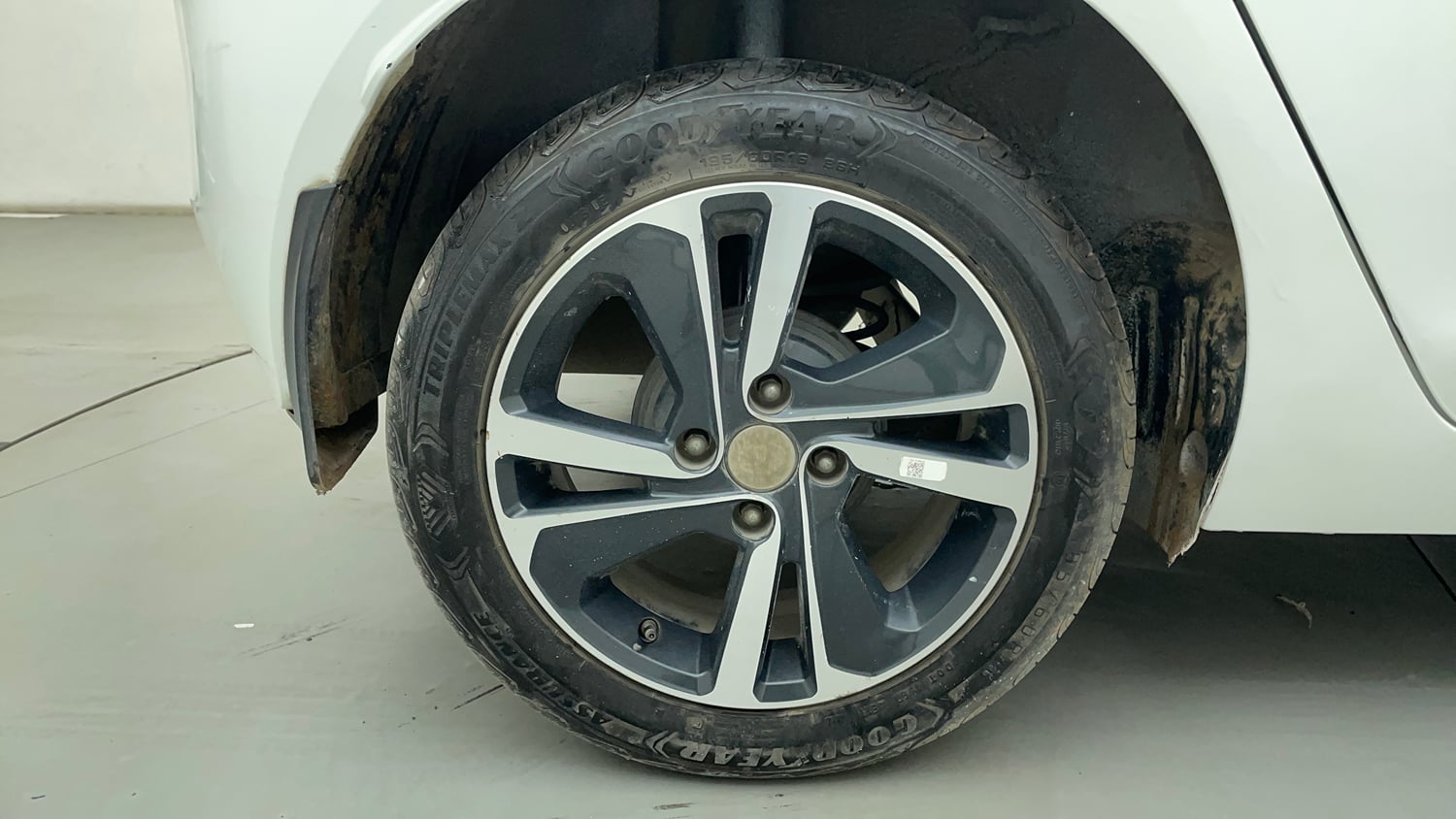 Used 2022 Tata Altroz XZA Petrol Petrol Automatic tyres RIGHT REAR TYRE RIM VIEW