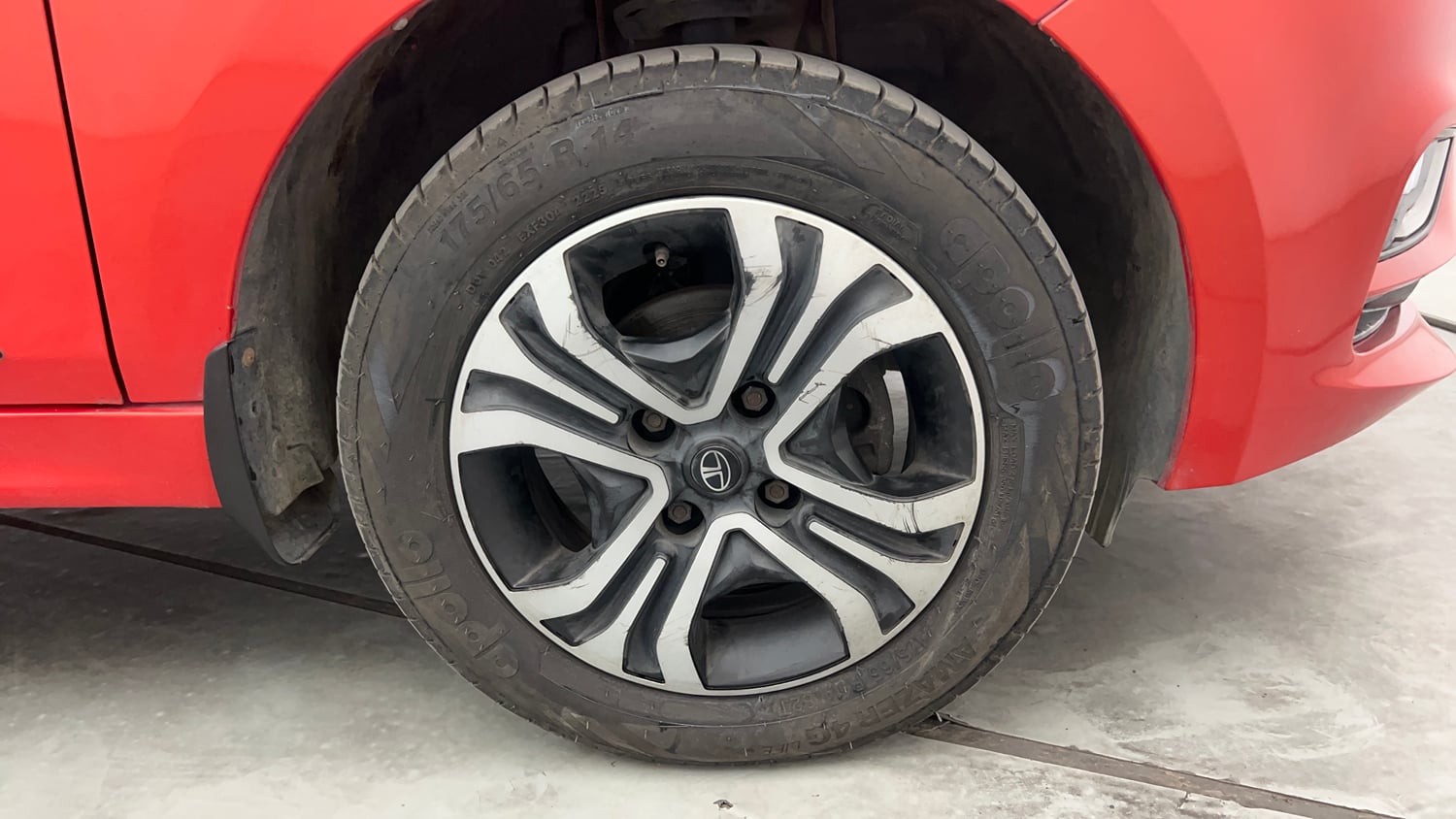 Used 2024 Tata Tiago XZA Plus iCNG Cng Automatic tyres RIGHT FRONT TYRE RIM VIEW