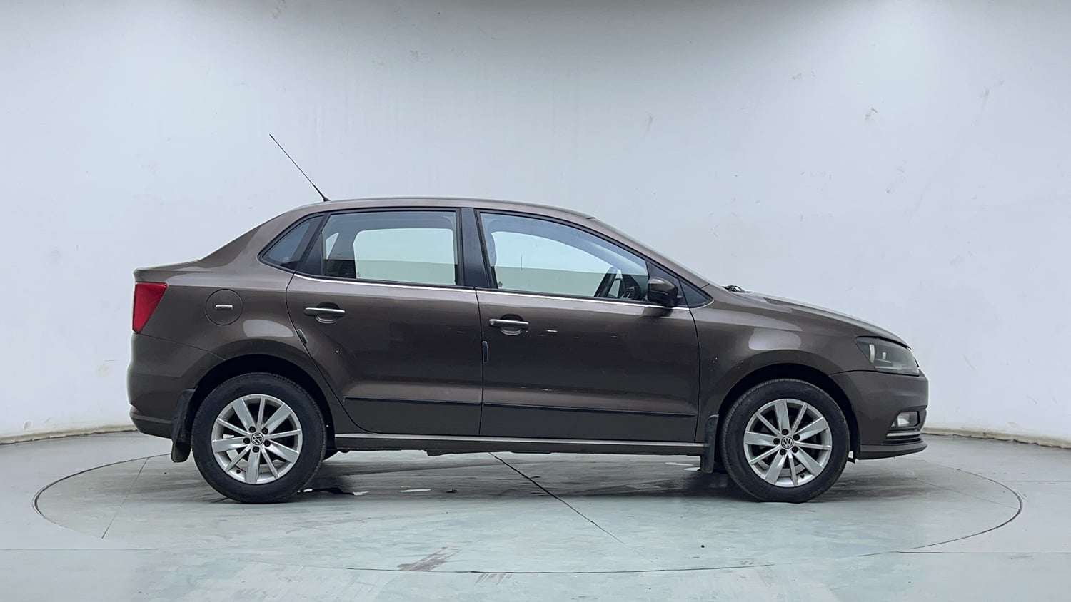 Used 2016 Volkswagen Ameo Highline 1.5L AT Diesel Automatic exterior RIGHT SIDE VIEW