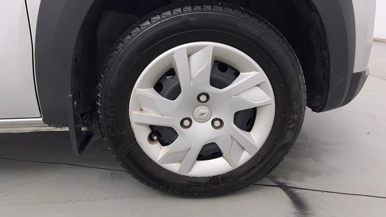 Used 2025 Renault Kwid RXT 1.0L AMT Petrol Automatic tyres RIGHT FRONT TYRE RIM VIEW