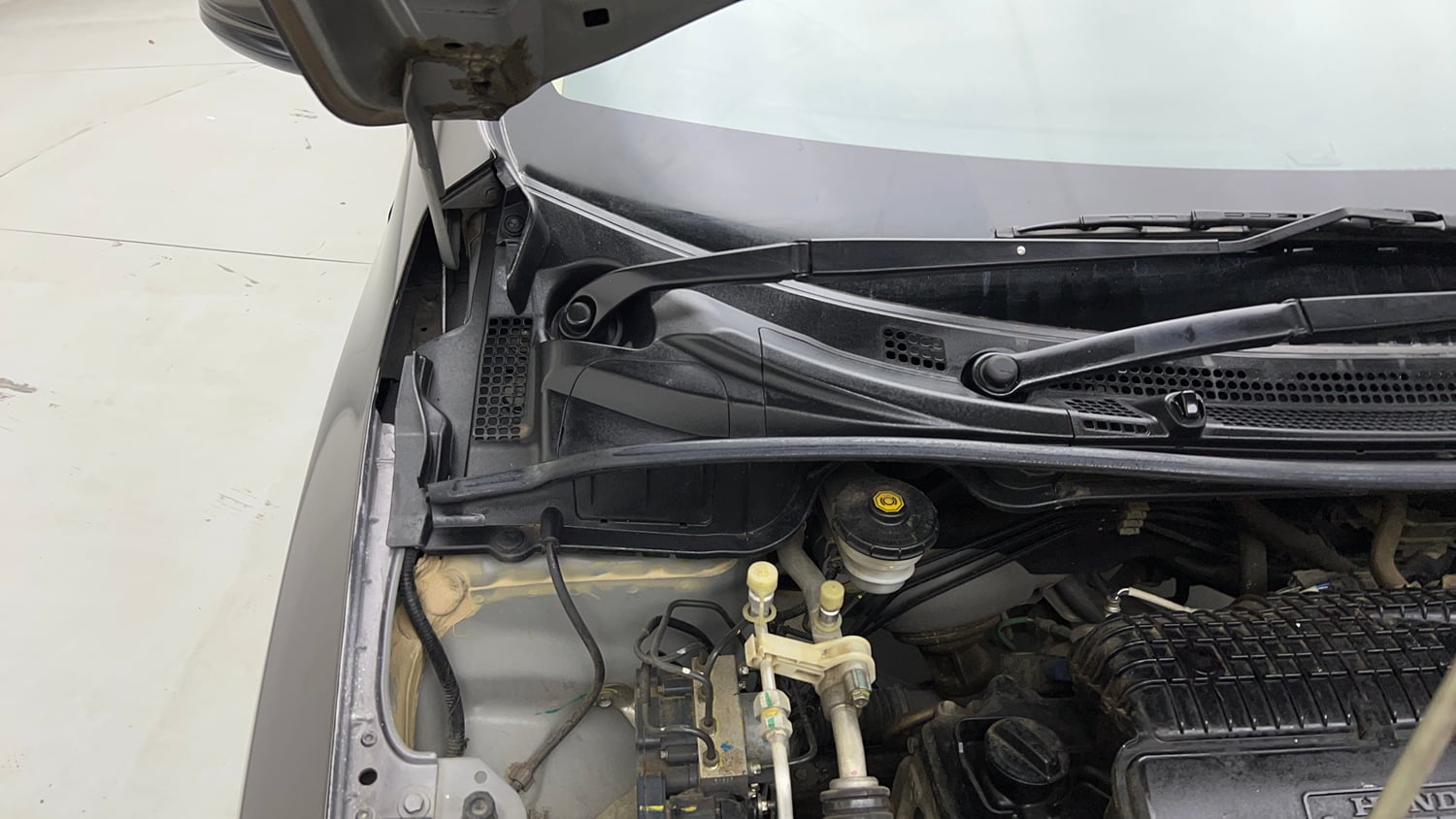 Used 2019 Honda City SV Petrol Petrol Manual engine ENGINE RIGHT SIDE HINGE & APRON VIEW