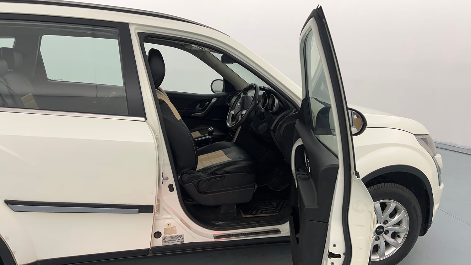 Used 2018 Mahindra XUV500 W9 Diesel Manual interior RIGHT SIDE FRONT DOOR CABIN VIEW