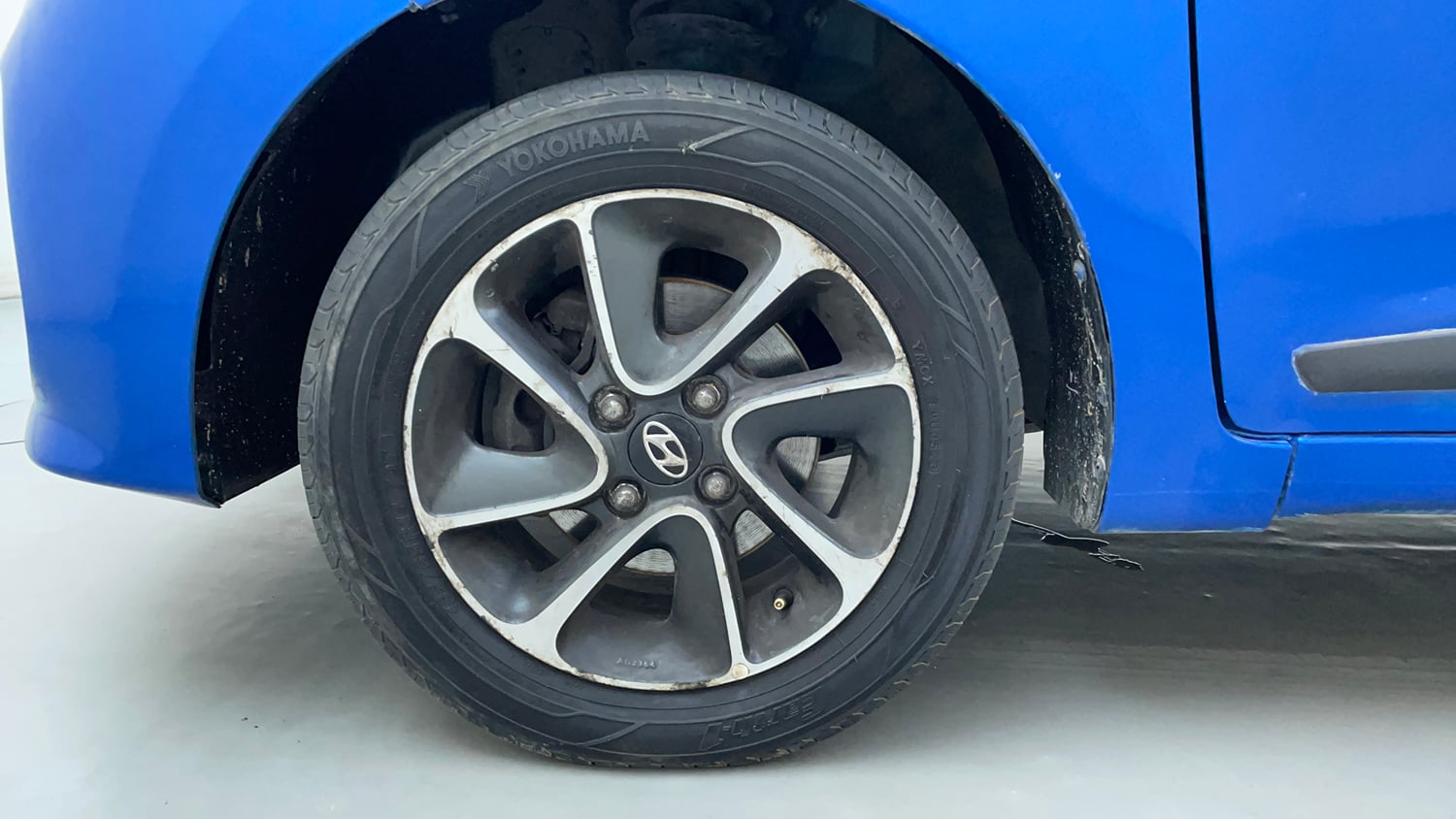 Used 2017 Hyundai Grand i10 Asta 1.2 Kappa VTVT Petrol Manual tyres LEFT FRONT TYRE RIM VIEW