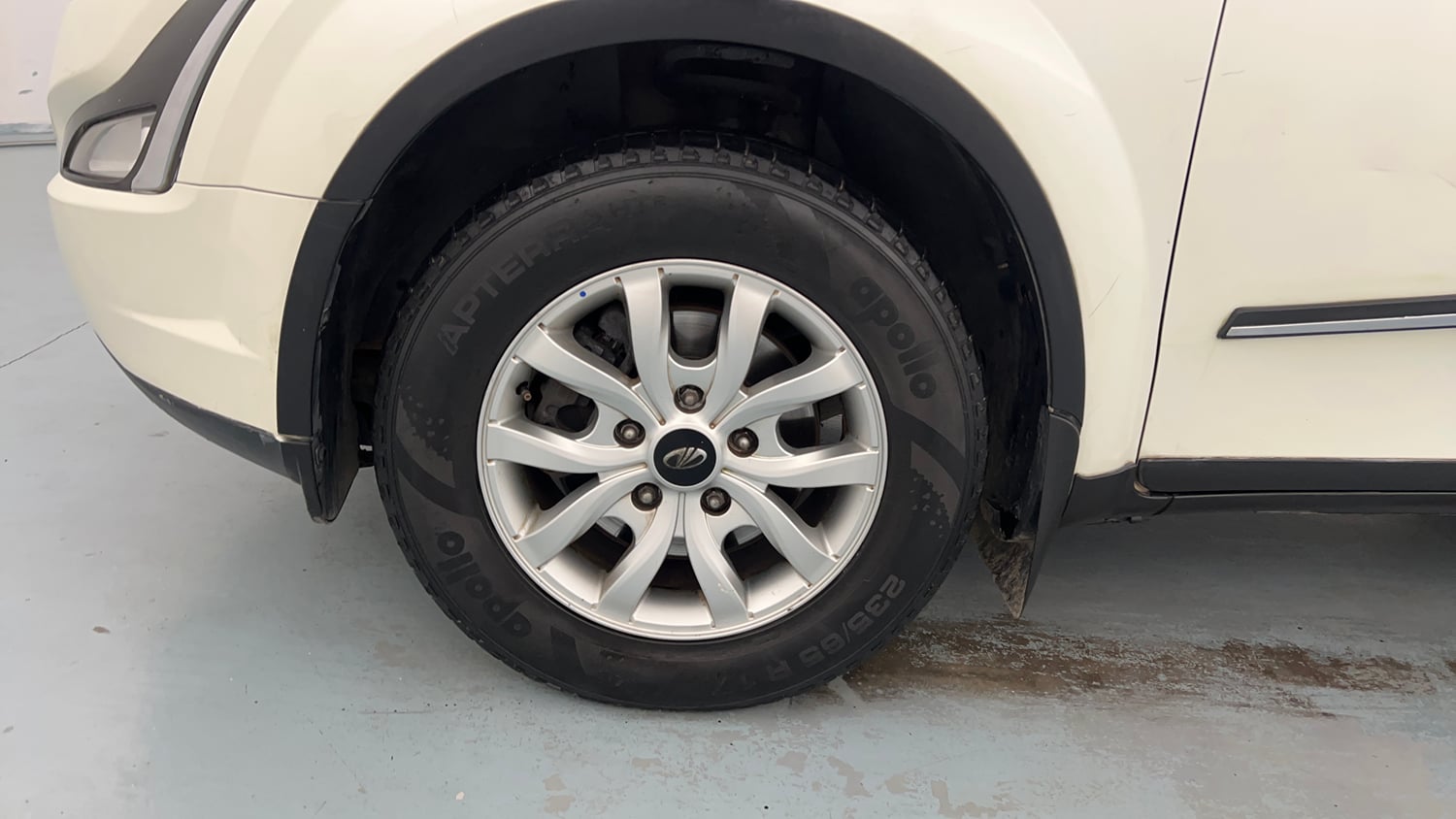Used 2018 Mahindra XUV500 W9 Diesel Manual tyres LEFT FRONT TYRE RIM VIEW