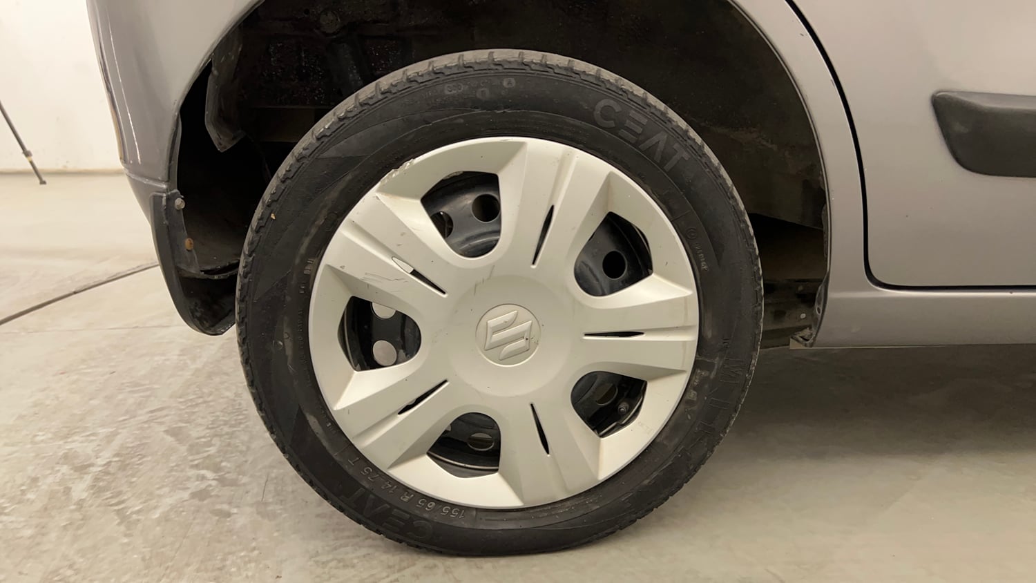 Used 2018 Maruti Suzuki Wagon R 1.0 VXI AMT Petrol Automatic tyres RIGHT REAR TYRE RIM VIEW