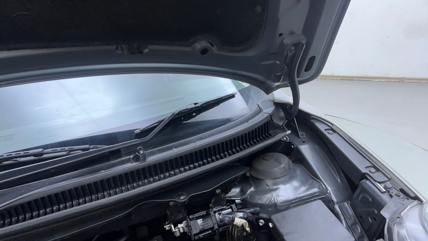 Used 2021 Maruti Suzuki Baleno Zeta Petrol Manual engine ENGINE LEFT SIDE HINGE & APRON VIEW
