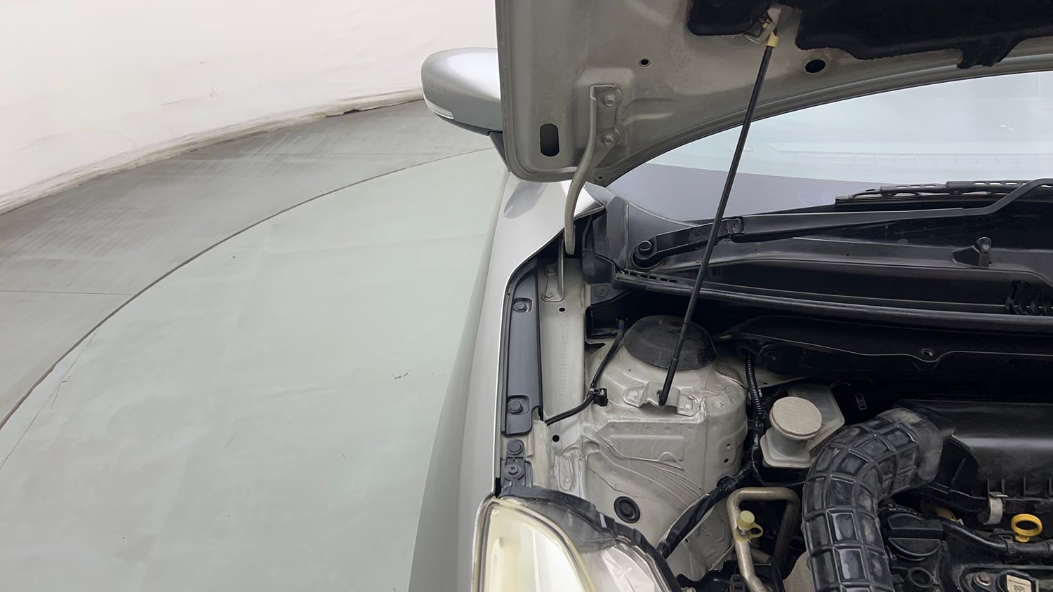 Used 2018 Maruti Suzuki Baleno Zeta 1.2 Petrol Manual engine ENGINE RIGHT SIDE HINGE & APRON VIEW