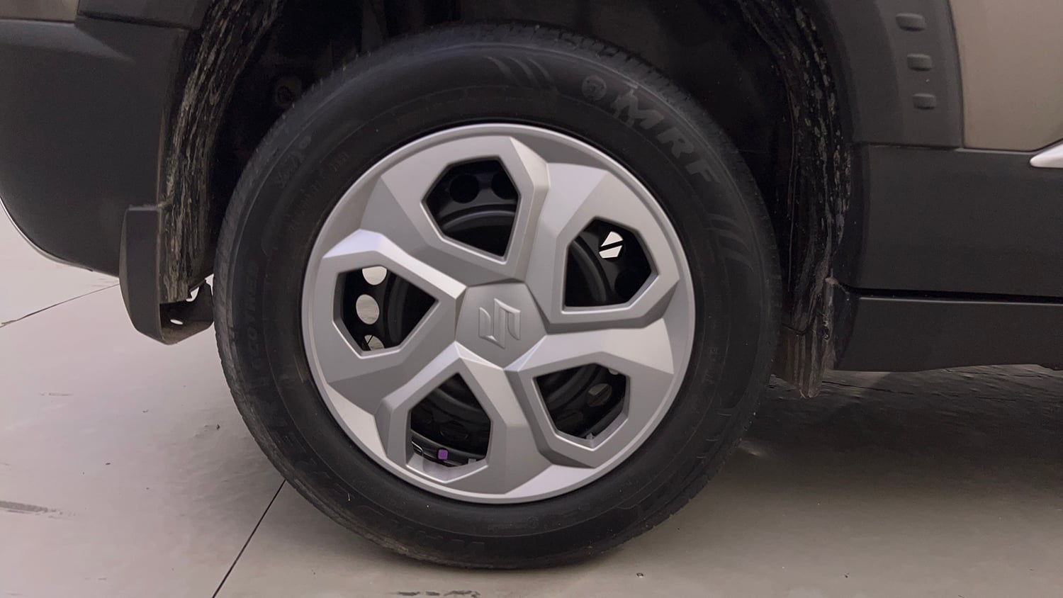 Used 2023 Maruti Suzuki Brezza Vxi AT Petrol Automatic tyres RIGHT REAR TYRE RIM VIEW