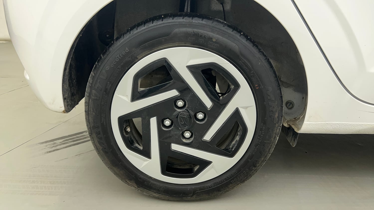 Used 2026 Hyundai Grand i10 Nios Sportz 1.2 Hy-CNG Duo Cng Manual tyres RIGHT REAR TYRE RIM VIEW