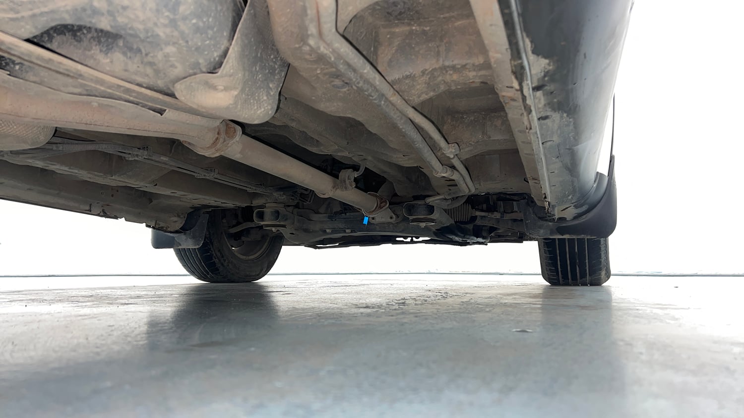 Used 2018 Mahindra XUV500 W9 Diesel Manual extra REAR RIGHT UNDERBODY VIEW