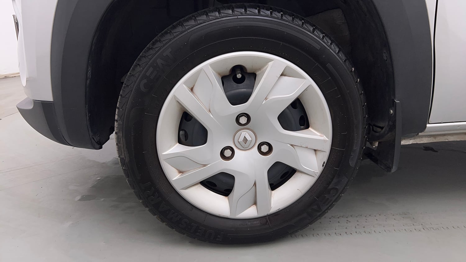 Used 2025 Renault Kwid RXT 1.0L AMT Petrol Automatic tyres LEFT FRONT TYRE RIM VIEW