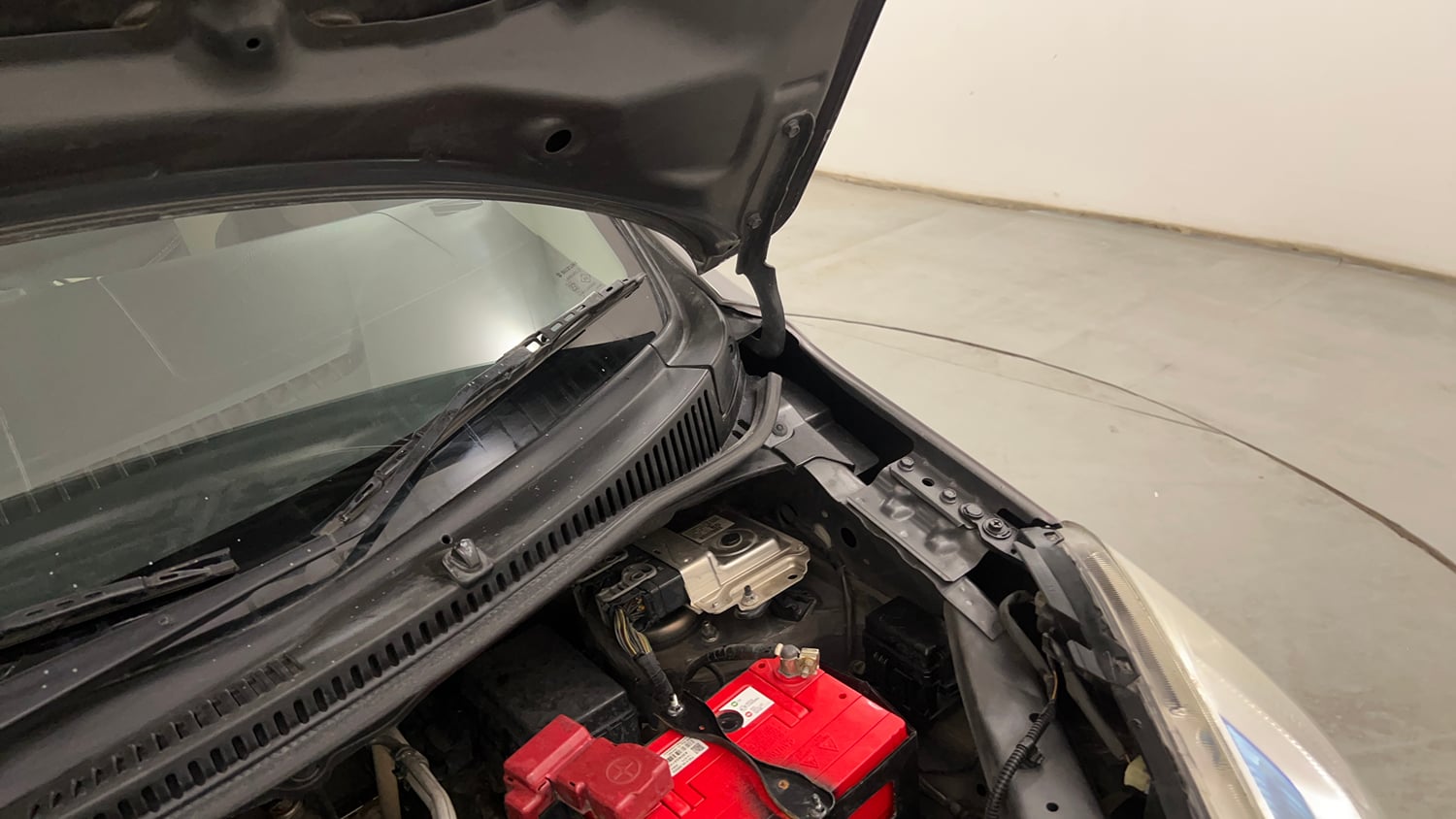 Used 2018 Maruti Suzuki Wagon R 1.0 VXI AMT Petrol Automatic engine ENGINE LEFT SIDE HINGE & APRON VIEW