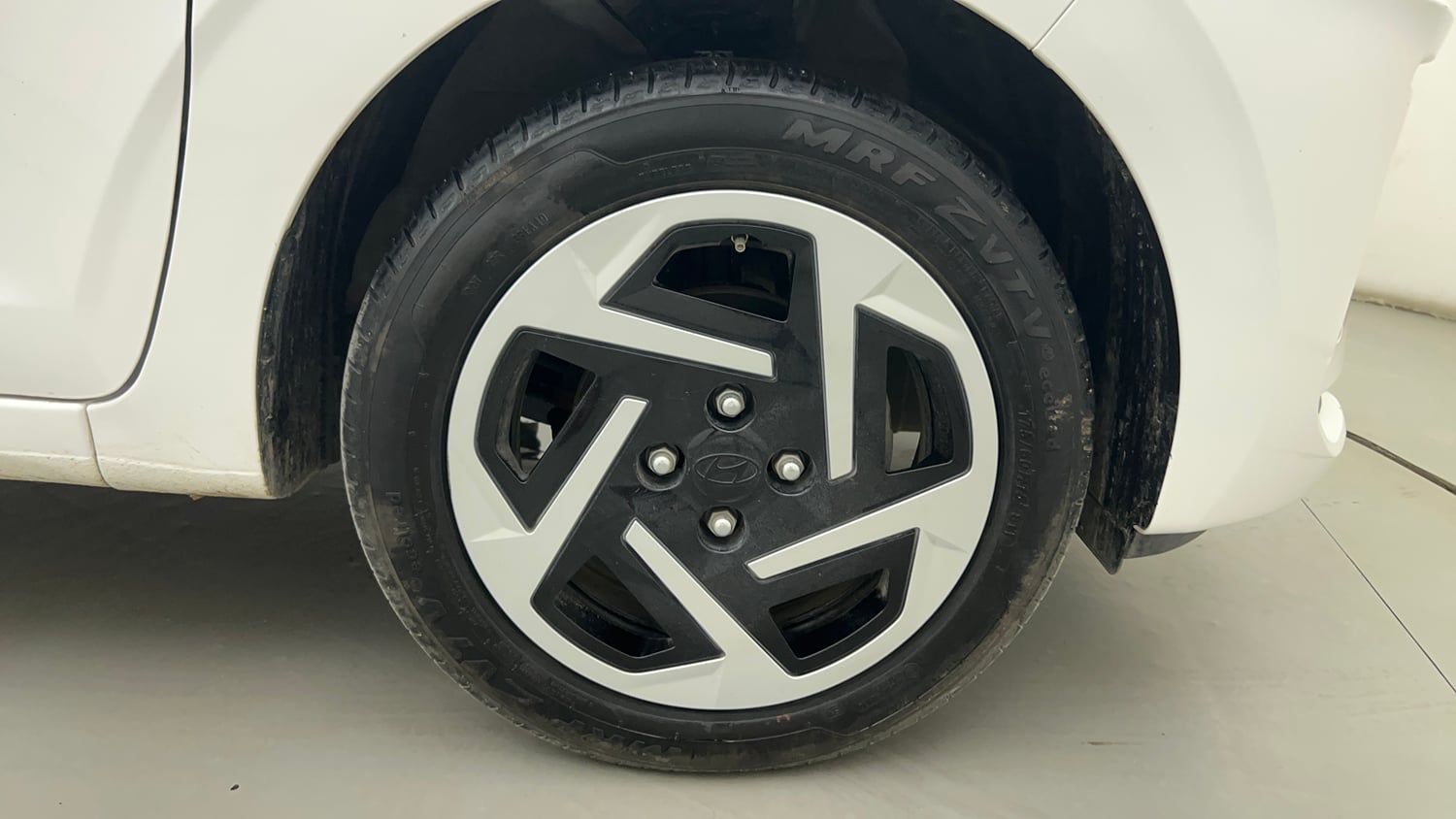 Used 2026 Hyundai Grand i10 Nios Sportz 1.2 Hy-CNG Duo Cng Manual tyres RIGHT FRONT TYRE RIM VIEW