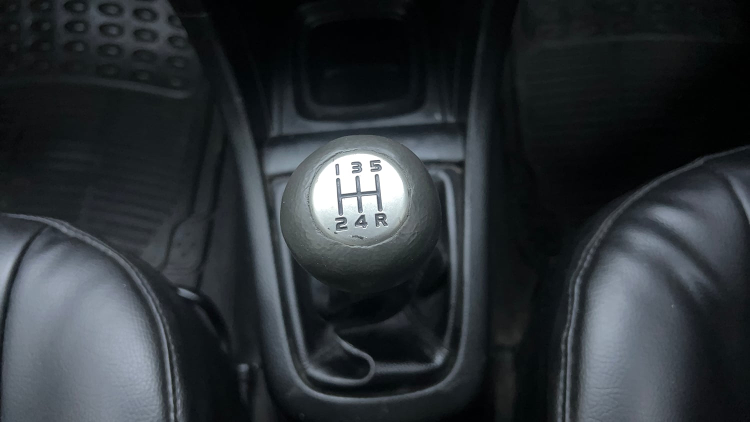 Used 2013 Maruti Suzuki Swift VXi Petrol Manual interior GEAR  KNOB VIEW
