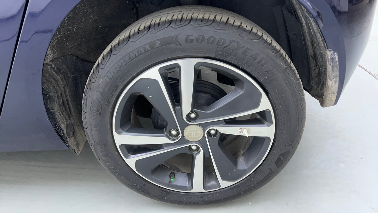 Used 2023 Tata Altroz XZA Plus (S) Petrol Automatic tyres LEFT REAR TYRE RIM VIEW