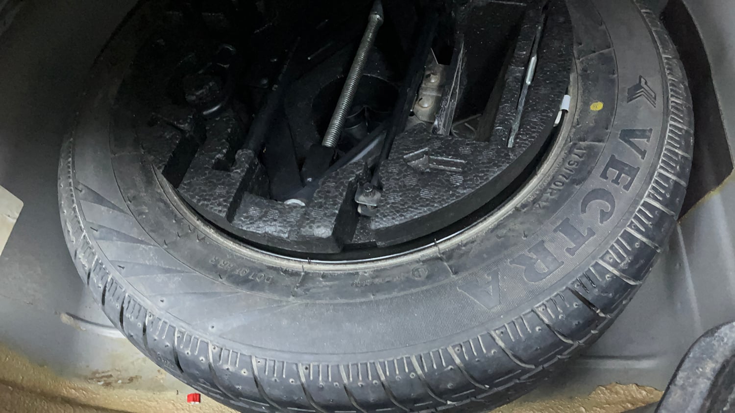 Used 2016 Volkswagen Ameo Highline 1.5L AT Diesel Automatic tyres SPARE TYRE VIEW