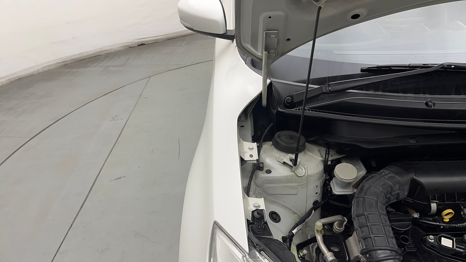 Used 2019 Maruti Suzuki Swift ZXi AMT Petrol Automatic engine ENGINE RIGHT SIDE HINGE & APRON VIEW