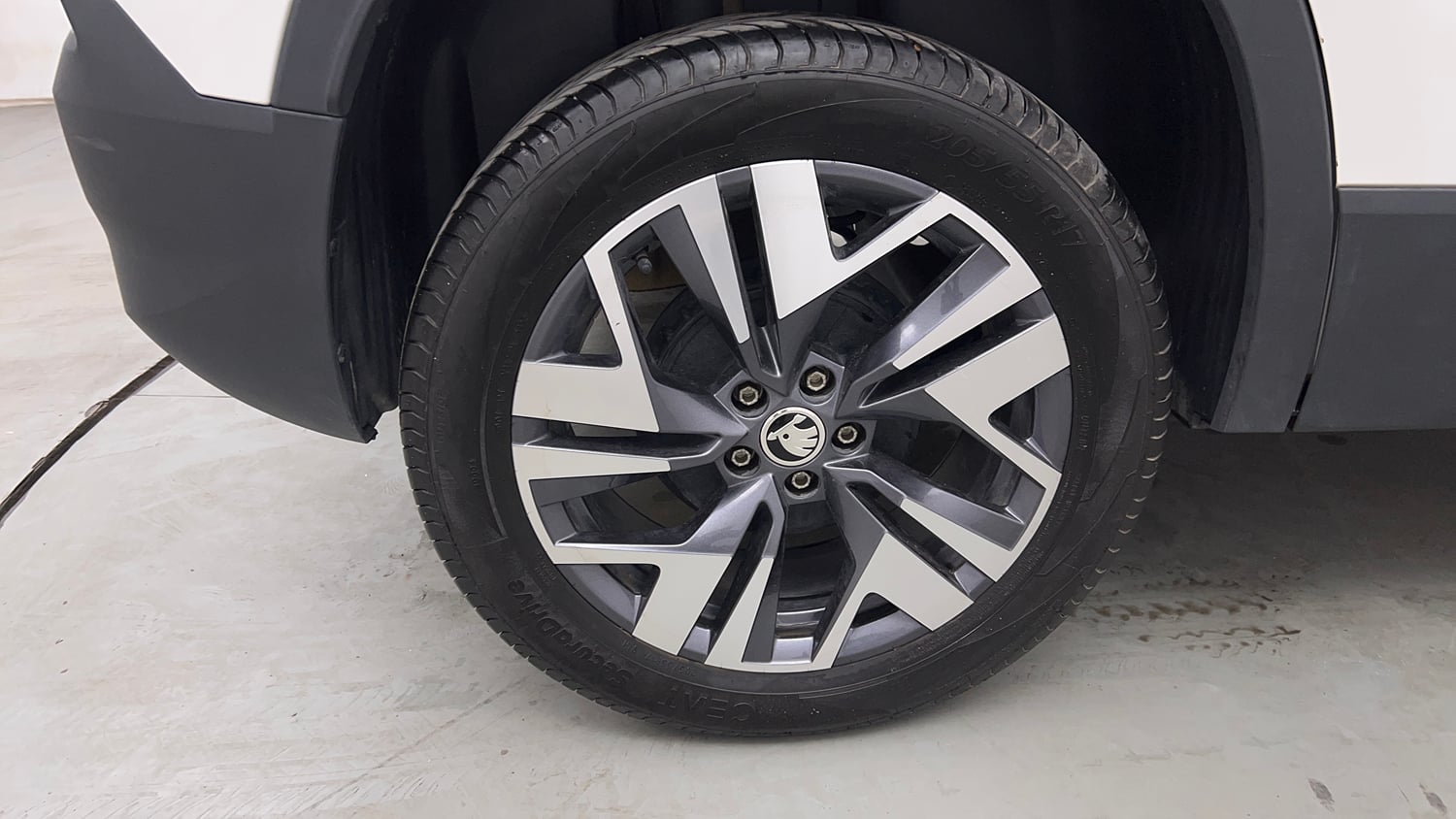 Used 2026 Skoda Kylaq Prestige+ 1.0 TSI MT Petrol Manual tyres RIGHT REAR TYRE RIM VIEW