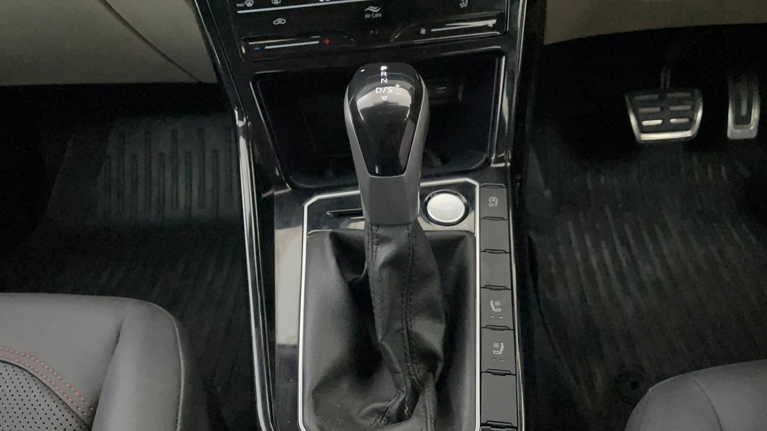 Used 2024 Volkswagen Virtus GT 1.5 TSI DSG Petrol Automatic interior GEAR  KNOB VIEW