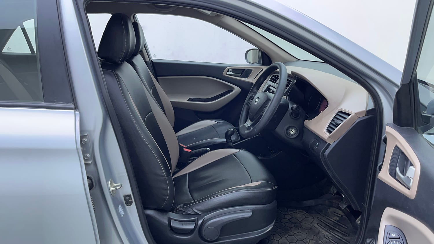 Used 2020 Hyundai Elite i20 Sportz Plus 1.2 Petrol Manual interior RIGHT SIDE FRONT DOOR CABIN VIEW