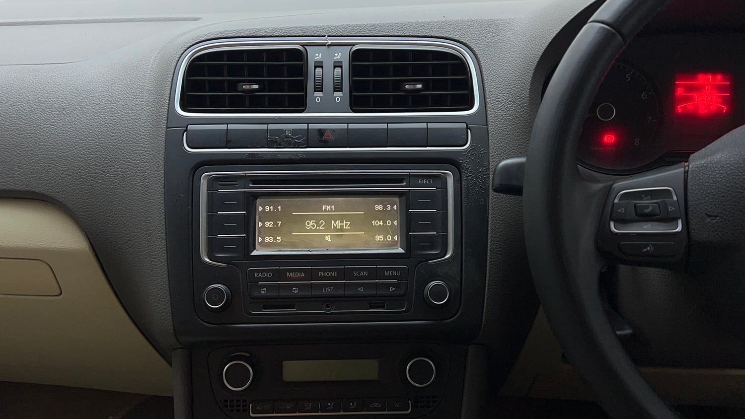 Used 2013 Volkswagen Vento Highline Petrol AT Petrol Automatic interior MUSIC SYSTEM & AC CONTROL VIEW