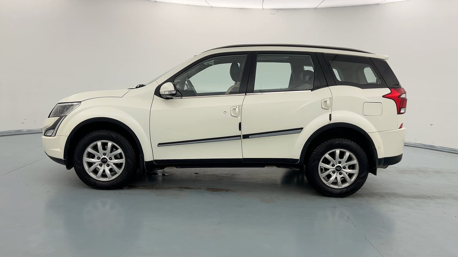 Used 2018 Mahindra XUV500 W9 Diesel Manual exterior LEFT SIDE VIEW