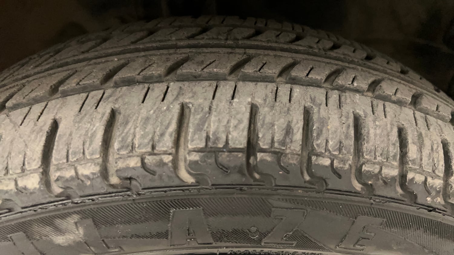 Used 2018 Maruti Suzuki Wagon R 1.0 VXI AMT Petrol Automatic tyres RIGHT FRONT TYRE TREAD VIEW