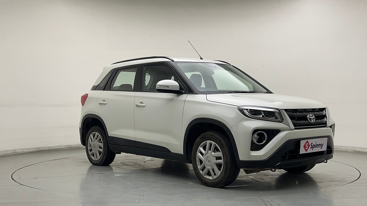 Used 2021 Toyota Urban Cruiser Mid Grade AT Petrol Automatic exterior RIGHT FRONT CORNER VIEW