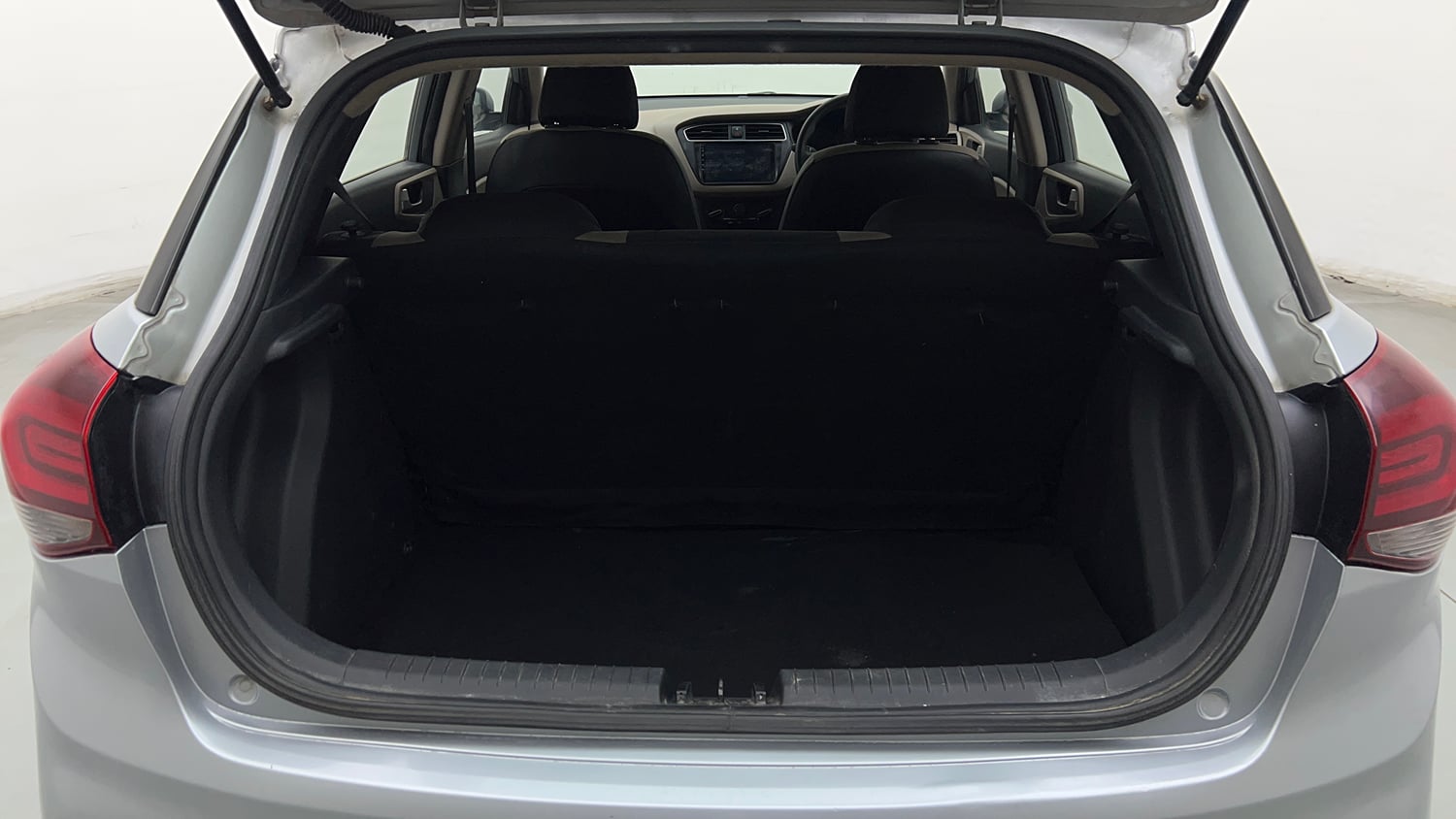 Used 2019 Hyundai Elite i20 Magna Executive 1.2 Petrol Manual interior DICKY INSIDE VIEW