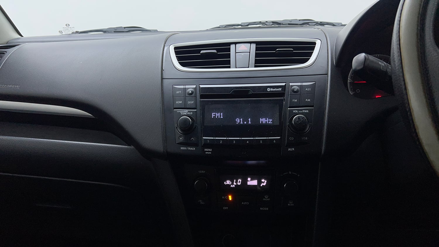 Used 2016 Maruti Suzuki Swift ZXi Petrol Manual top_features Integrated (in-dash) music system