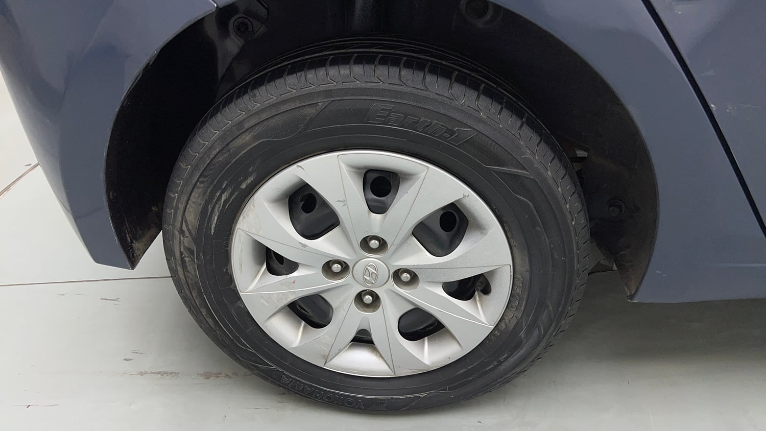 Used 2015 Hyundai Elite i20 Magna 1.2 Petrol Manual tyres RIGHT REAR TYRE RIM VIEW