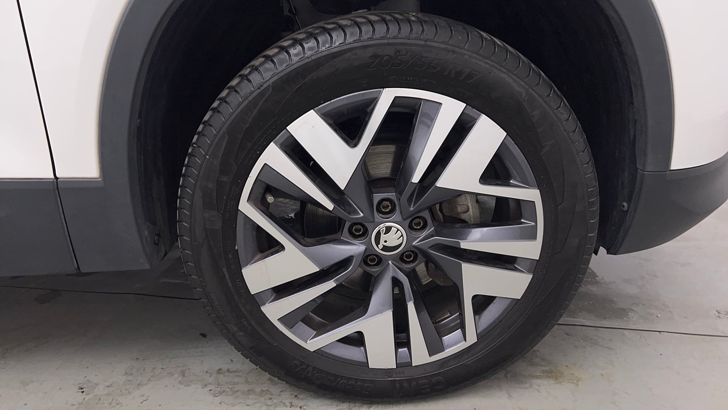 Used 2026 Skoda Kylaq Prestige+ 1.0 TSI MT Petrol Manual tyres RIGHT FRONT TYRE RIM VIEW