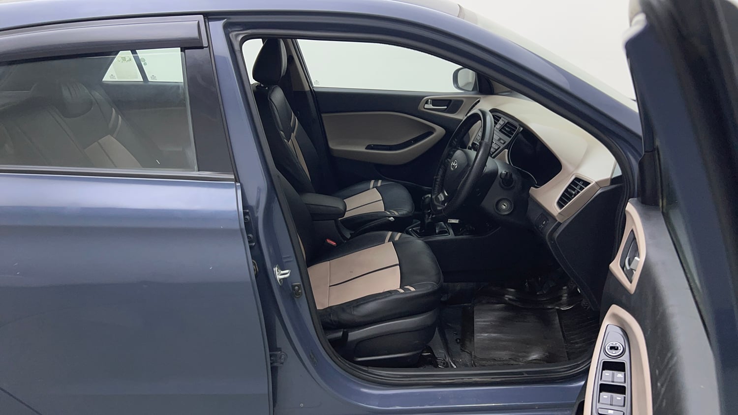Used 2015 Hyundai Elite i20 Magna 1.2 Petrol Manual interior RIGHT SIDE FRONT DOOR CABIN VIEW