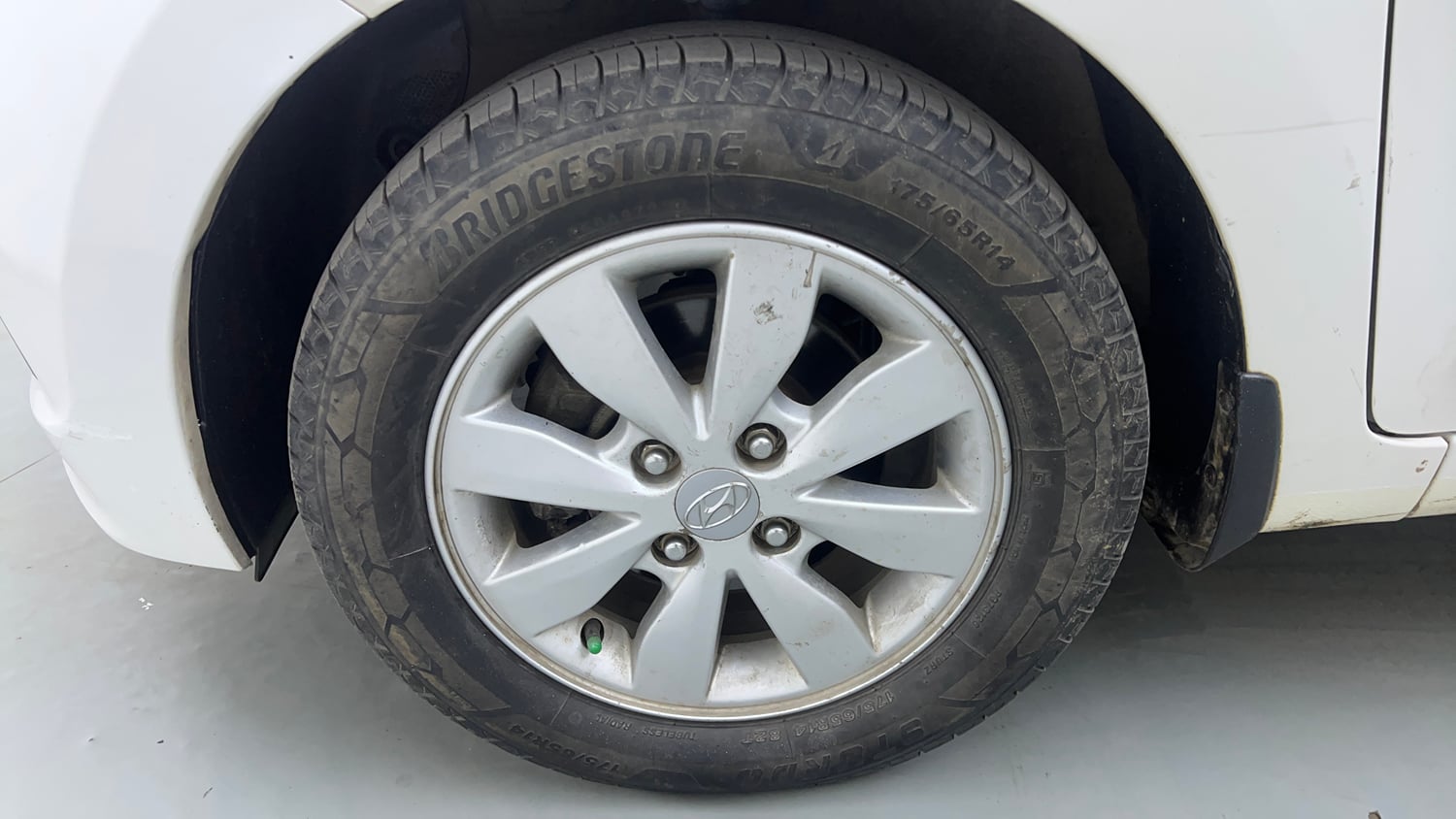 Used 2015 Hyundai Xcent SX 1.2 Petrol Manual tyres LEFT FRONT TYRE RIM VIEW