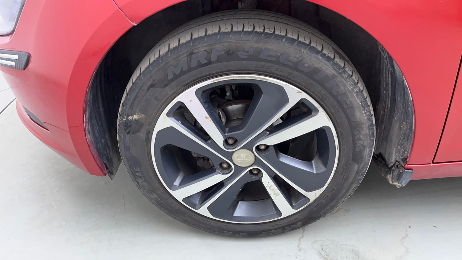 Used 2024 Tata Altroz XZ Plus i-Turbo (S) Petrol Manual tyres LEFT FRONT TYRE RIM VIEW