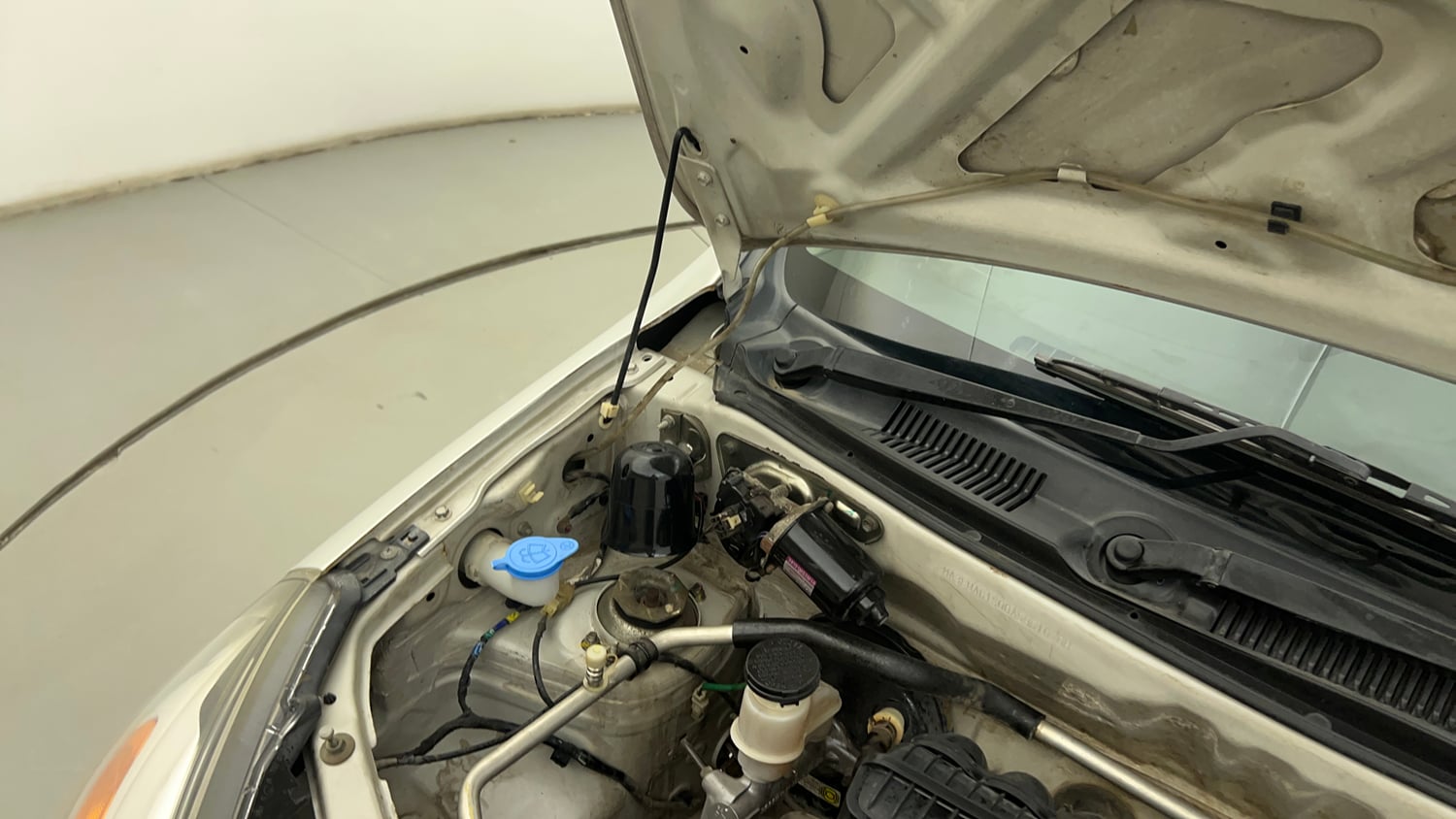 Used 2017 Maruti Suzuki Alto 800 LXi Petrol Manual engine ENGINE RIGHT SIDE HINGE & APRON VIEW