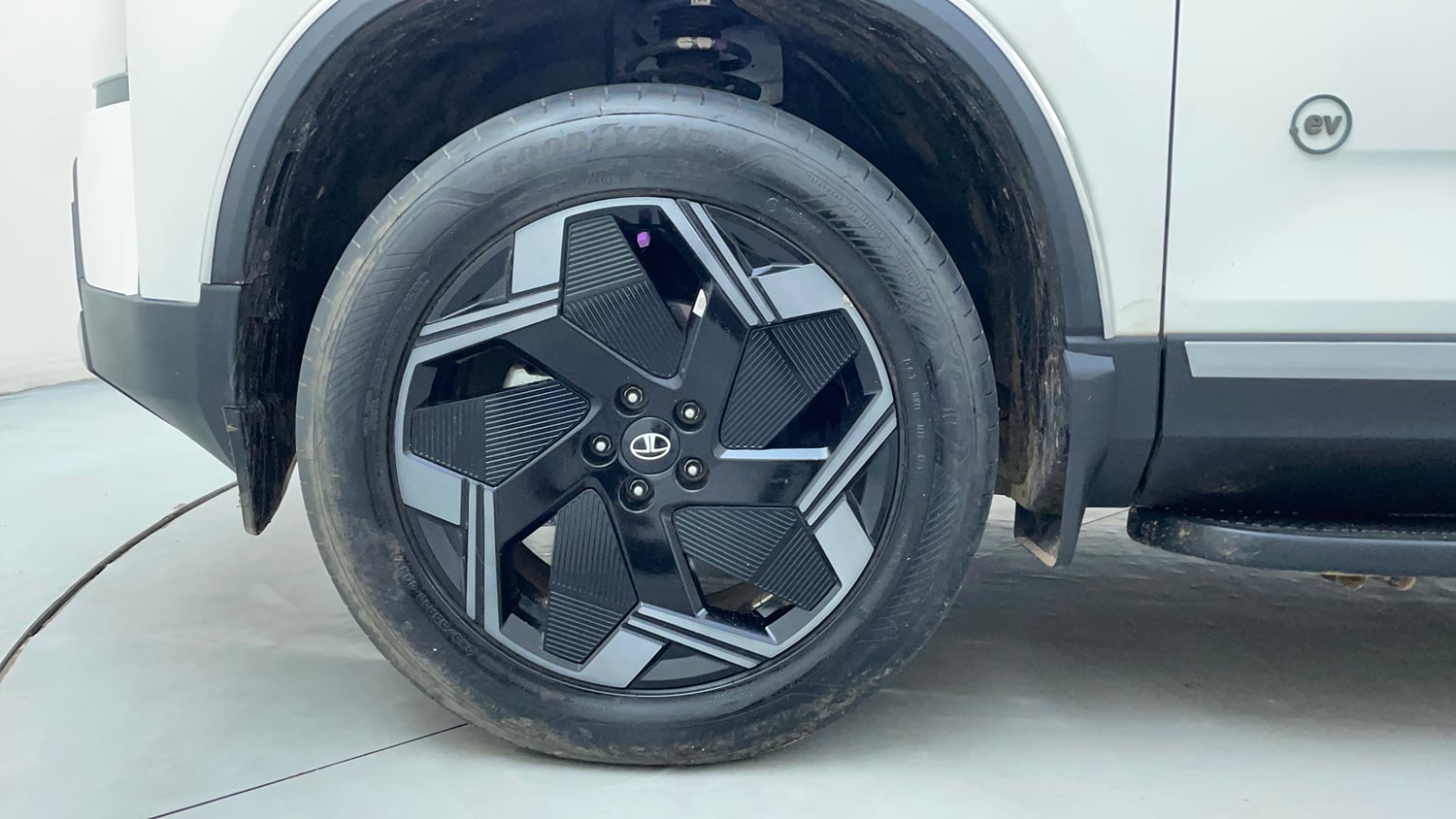 Used 2026 Tata Harrier EV Fearless + 75 Electric Automatic tyres LEFT FRONT TYRE RIM VIEW