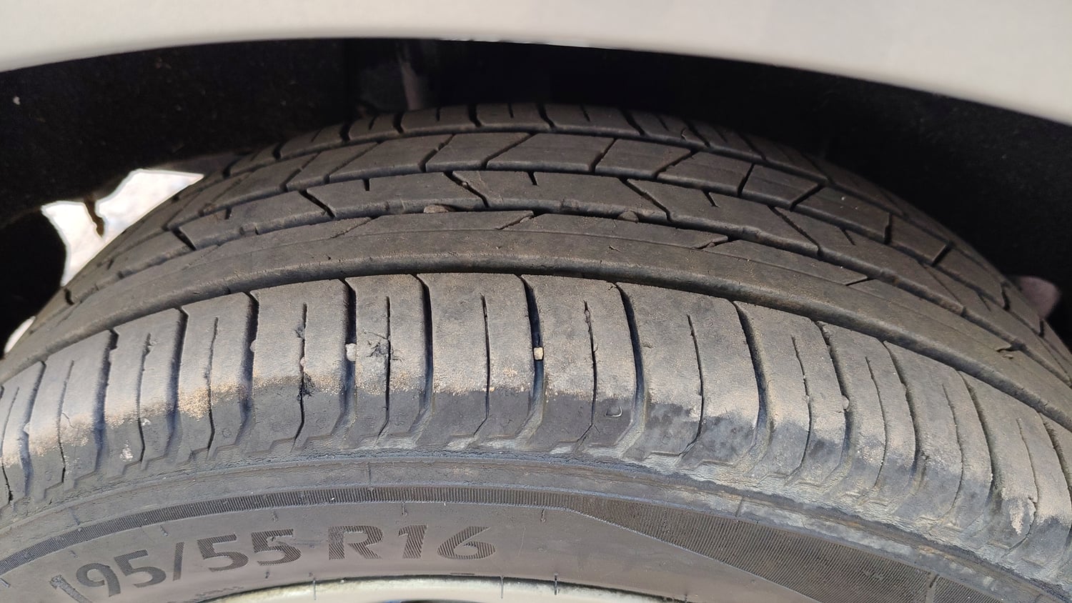 Used 2017 Maruti Suzuki Baleno Zeta 1.2 Petrol Manual tyres RIGHT REAR TYRE TREAD VIEW