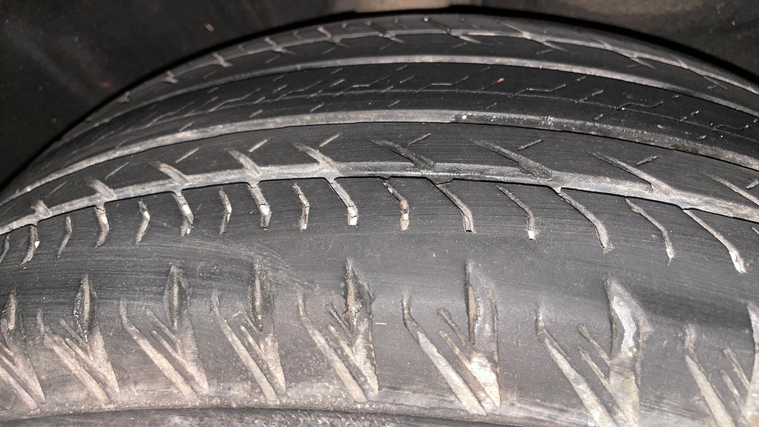 Used 2026 Mahindra XUV700 AX 7 Petrol AT Luxury Pack 7 STR Petrol Automatic tyres RIGHT REAR TYRE TREAD VIEW