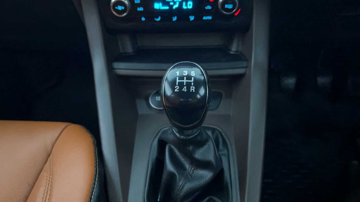 Used 2019 Ford Freestyle Titanium 1.2 Ti-VCT Petrol Manual interior GEAR  KNOB VIEW