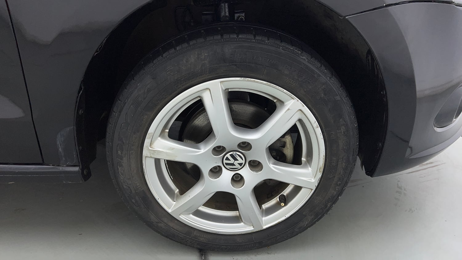 Used 2013 Volkswagen Vento Highline Petrol AT Petrol Automatic tyres RIGHT FRONT TYRE RIM VIEW