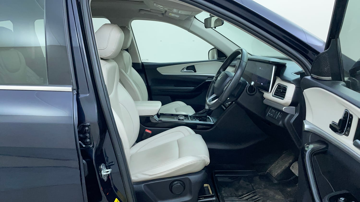 Used 2026 Mahindra XUV700 AX 7 Petrol AT Luxury Pack 7 STR Petrol Automatic interior RIGHT SIDE FRONT DOOR CABIN VIEW