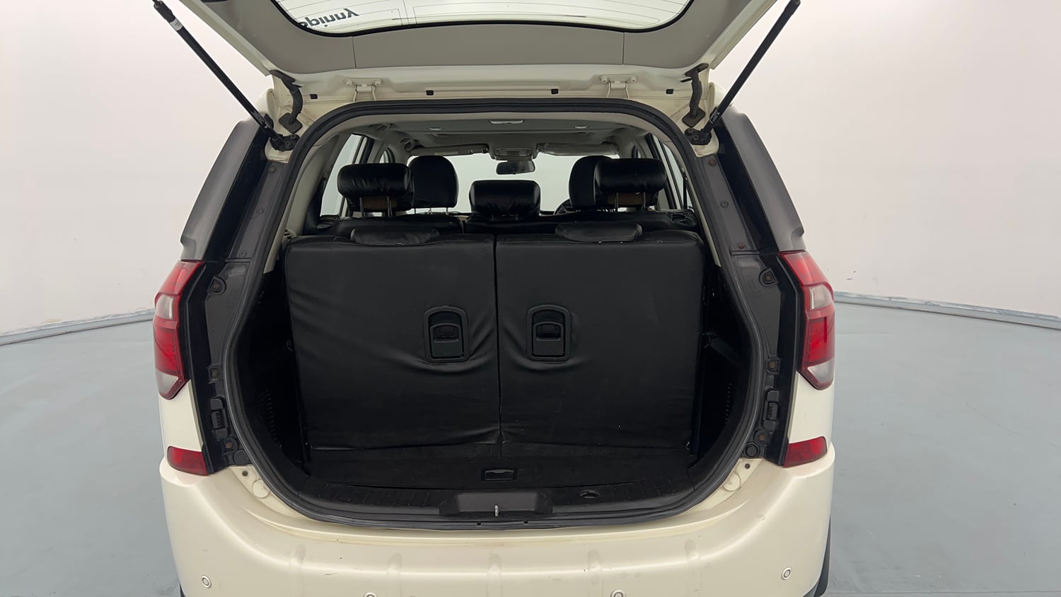 Used 2018 Mahindra XUV500 W9 Diesel Manual interior DICKY INSIDE VIEW