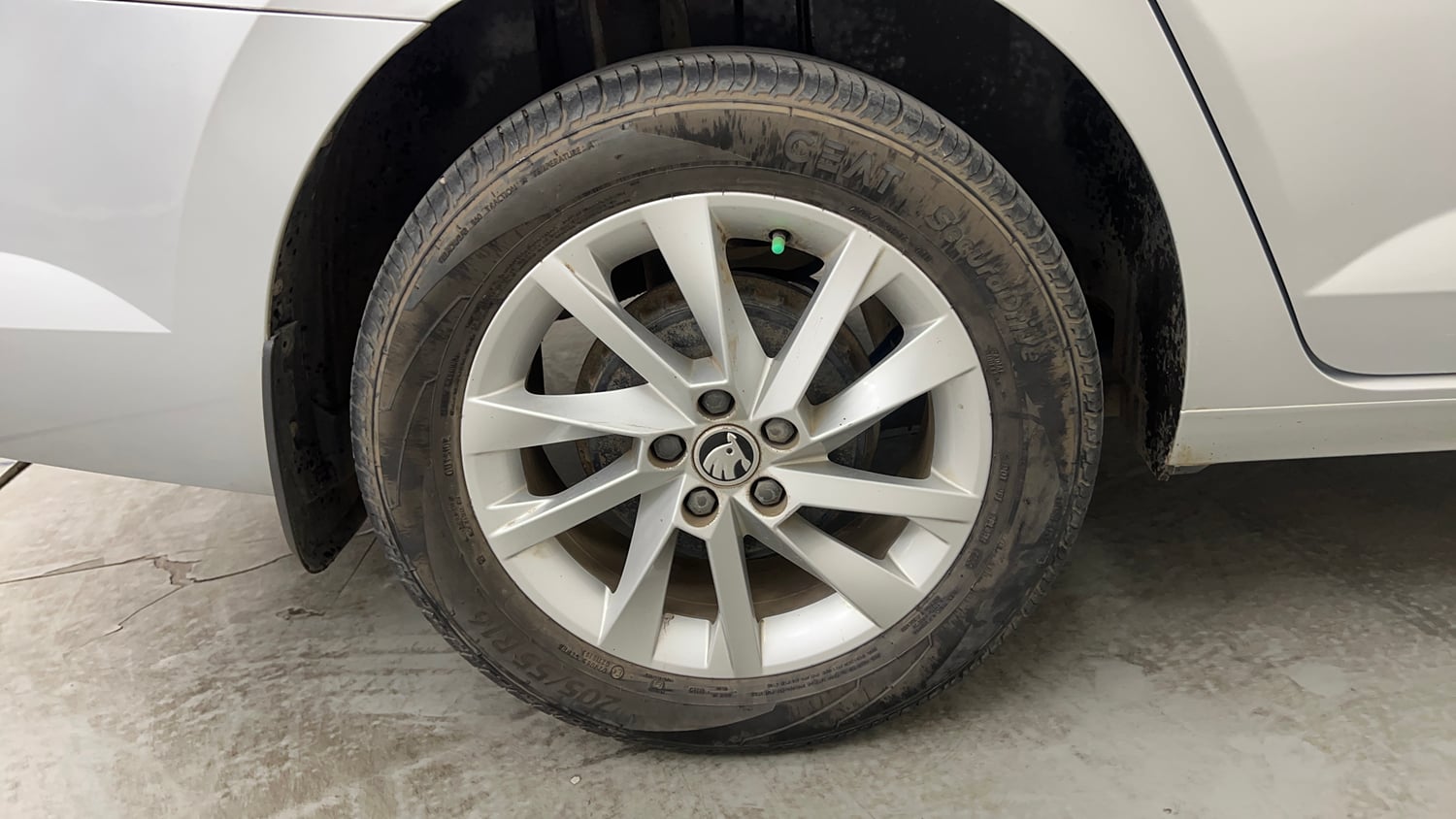 Used 2022 Skoda Slavia Ambition 1.0L TSI AT Petrol Automatic tyres RIGHT REAR TYRE RIM VIEW